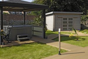 terrasse en bois composite accès à un spa et cabanon