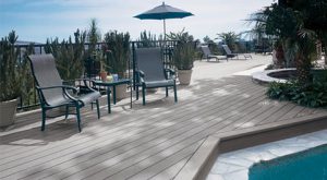 terrasse composite contour de piscine coloris chocolat