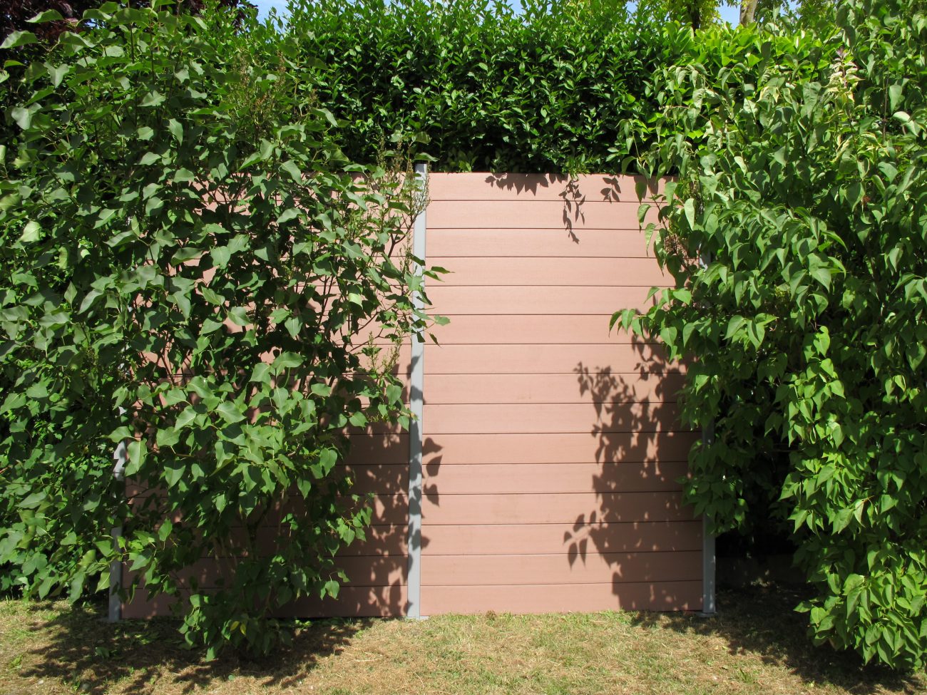 clôture composite brun rouge